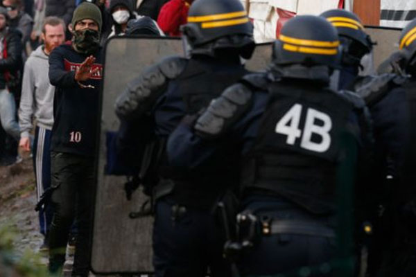 Fransız polisi göçmenlerin kampını boşaltıyor