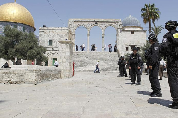İsrailli ırkçı grup, Mescid-i Aksa'ya girdi