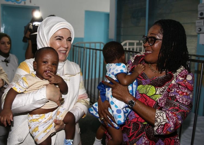 Emine Erdoğan yetimhane ziyaret etti