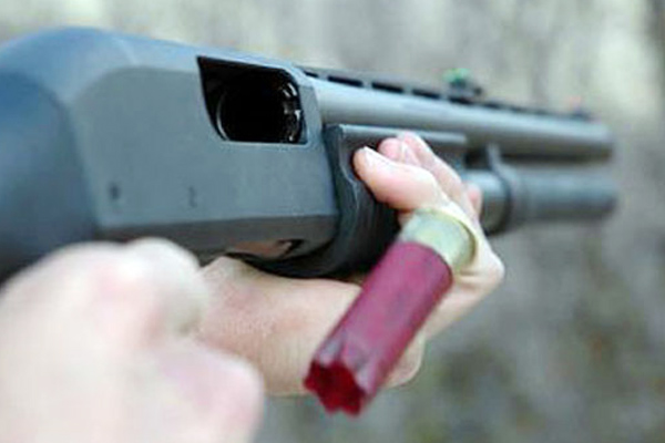 Eczaneyi pompalı tüfeklerle soydular