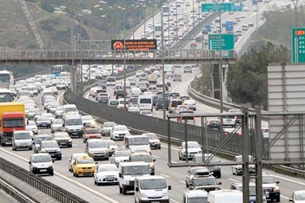 İstanbul'da eylem: D-100'ü trafiğe kapattılar!