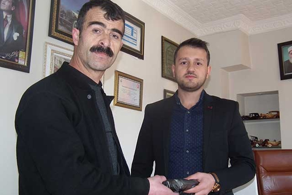 Bulduğu paradan 3 bin lira aldı