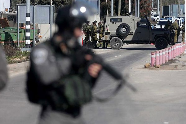 2 İsrail askeri bıçaklandı