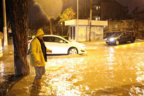 Manisa'da sokakları sel aldı