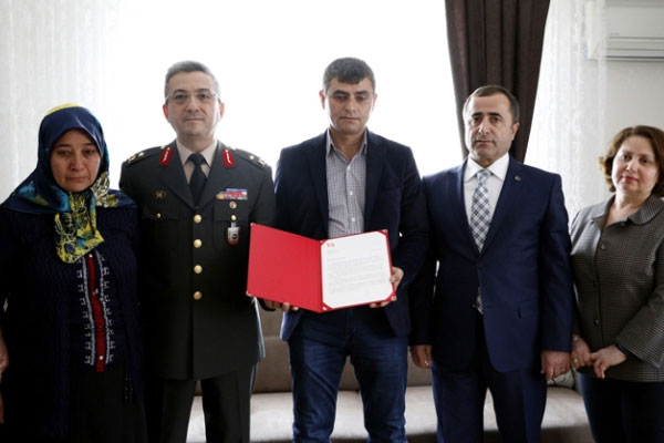 Şehit ailesine Orgeneral Akar imzalı davet
