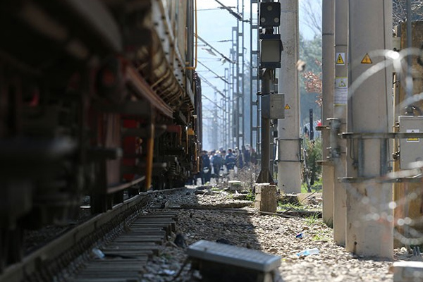 Sığınmacılar demir yolunu kapattı