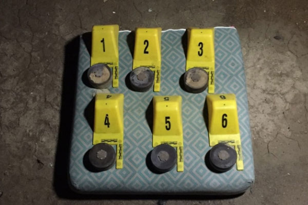 Halı altına tuzaklanmış 8 mayın bulundu