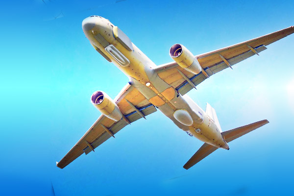 Uçakta ateş yakıldı, pilot acil indi