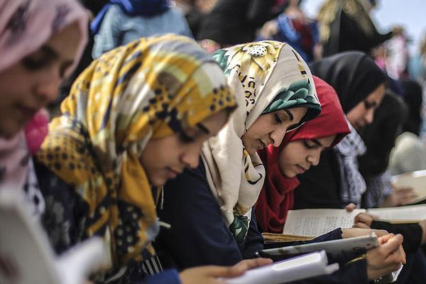 İsrail'e karşı kitap okuma protestosu