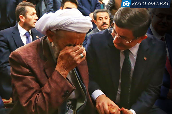 Yaşlı amcadan Davutoğlu'na: Bizi yalnız bırakmayın