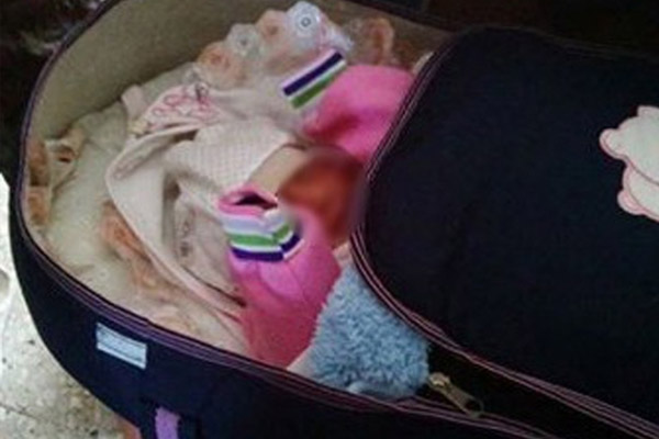 15 günlük bebeği karayoluna bıraktılar!