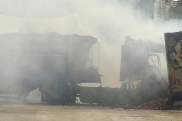 TIR'ı ateşe verip, polisle çatıştılar
