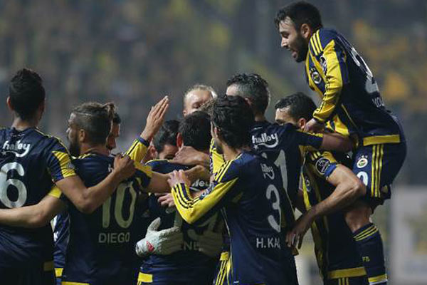 Fenerbahçe Manisa'da güldü
