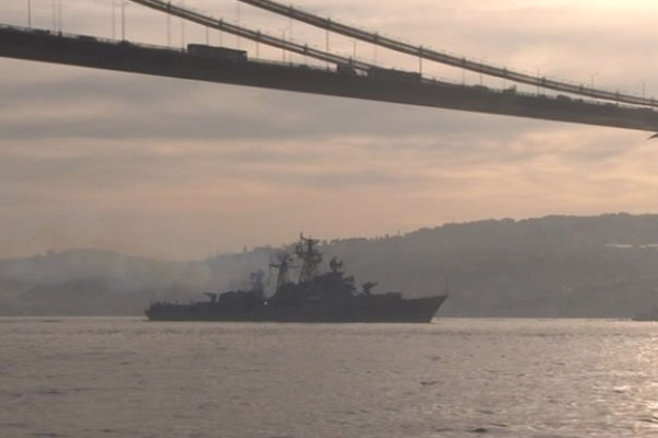 Rus gemisine helikopterli takip