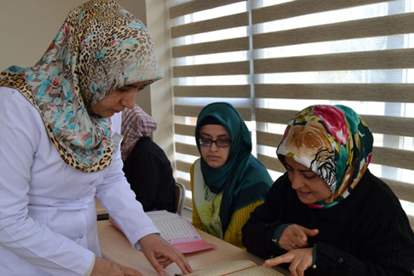 Kur'an öğretebilmek için işaret dili öğrendi