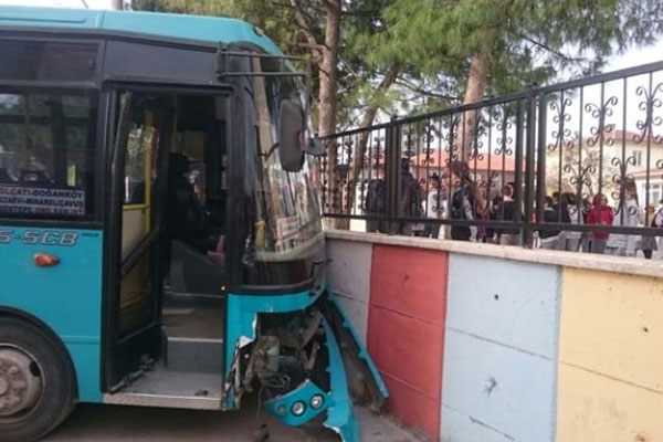 Halk otobüsü okul duvarına çarptı