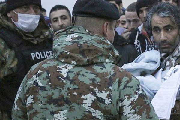 Polisten sığınmacılara uyuşturucu suçlaması