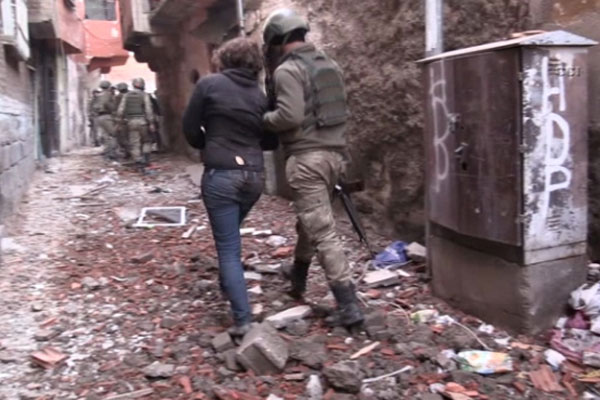 Sur'da 14 kişi tahliye edildi