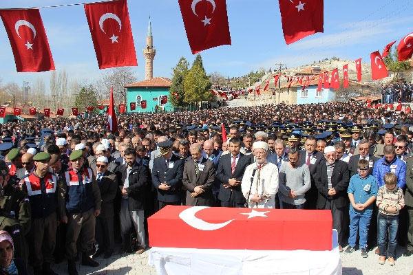 Şehidin cenaze törenine 10 bin kişi katıldı