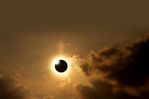 Tam güneş tutulması için geri sayım