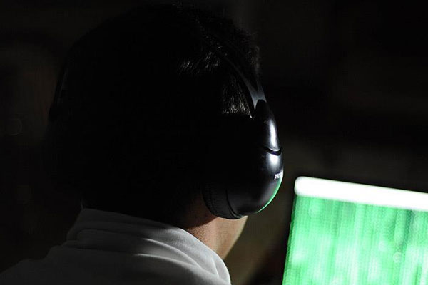 'Usulsüz dinleme' operasyonunda gözaltı