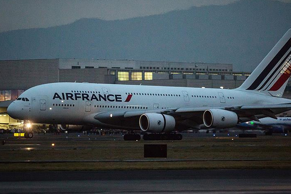 Uçakta 'kaçak bebek' bulundu