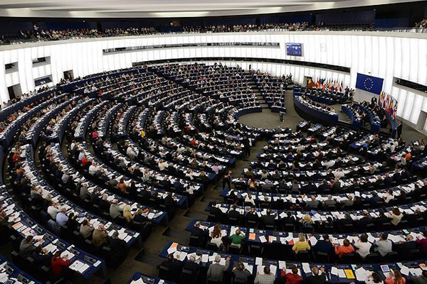 AP üyeleri: Putin'e yasak getirilmeli