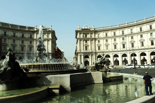 15 Euro verip sarayda oturuyorlar