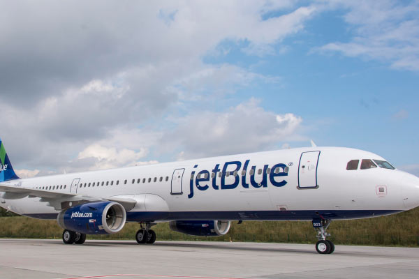 İki Müslüman kadın uçaktan indirildi