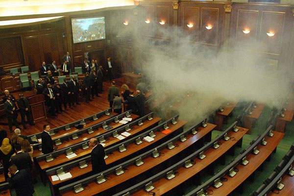Kosova meclisinde yine gaz bombası