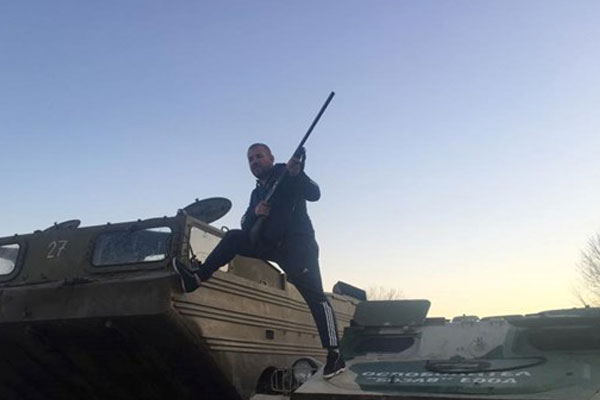 Silahlı ırkçı sınırda sığınmacı arıyor