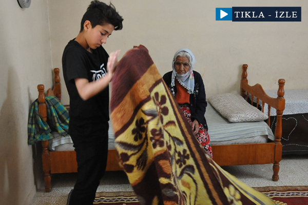 Öğrencilerden yaşlı teyzeye yardım