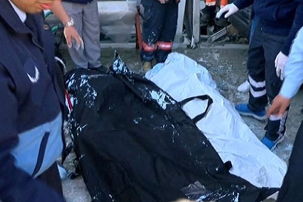 Beton mikseri devrildi: 2 ölü