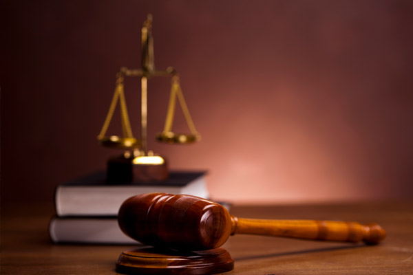 Eski bakana hakarete hapis cezası