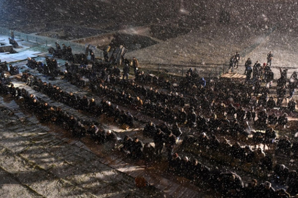 Kar yağışı altında sabah namazı