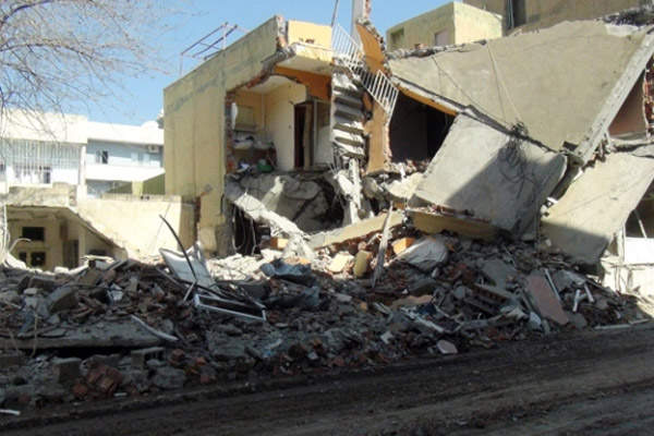 Nusaybin’deki patlamada 2 katlı bina çöktü