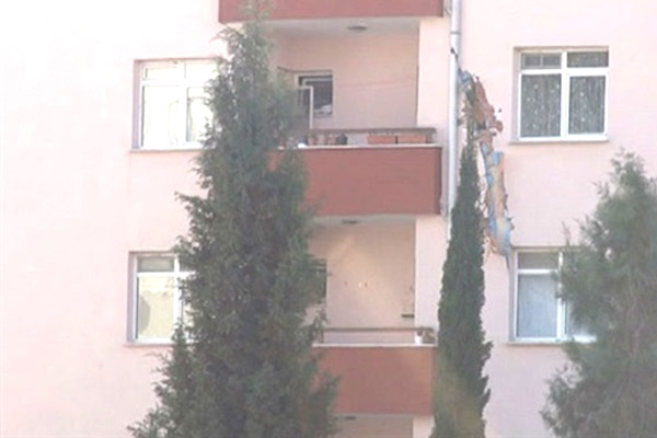 Kilis'te askeri lojmana roket mermisi düştü