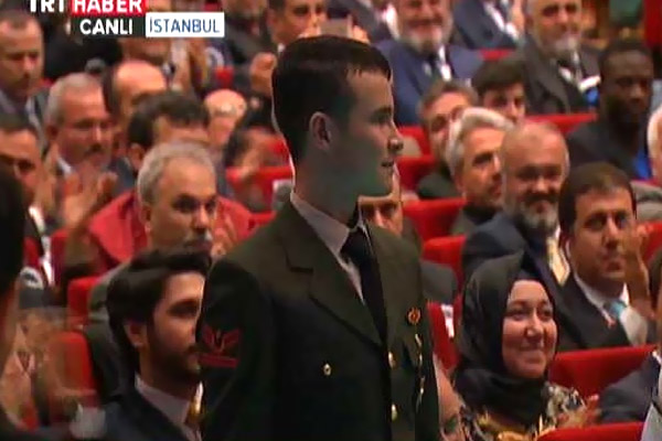 Erdoğan polise siper olan askeri alkışlattı