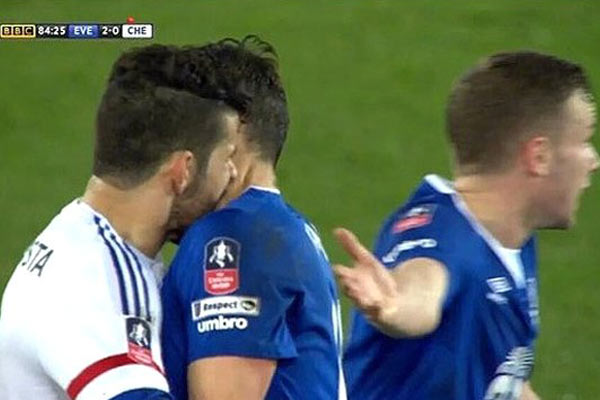 Gareth Barry'yi boynundan ısırdı