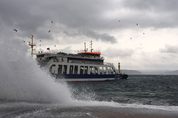 Şiddetli fırtına seferleri vurdu