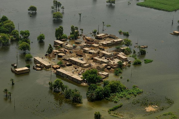 Pakistan'da yağışlar 42 can aldı