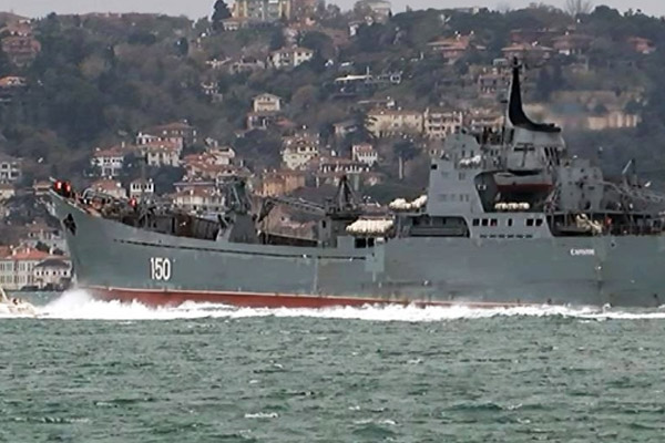 Rus savaş gemisi Boğaz’dan geçti