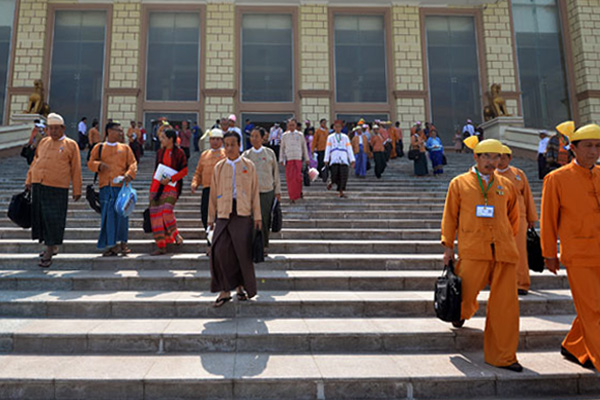 Myanmar'da 50 yıl sonra sivil başkan