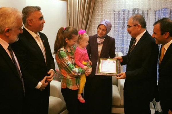 Şehit polisin ailesine ev hediye edildi