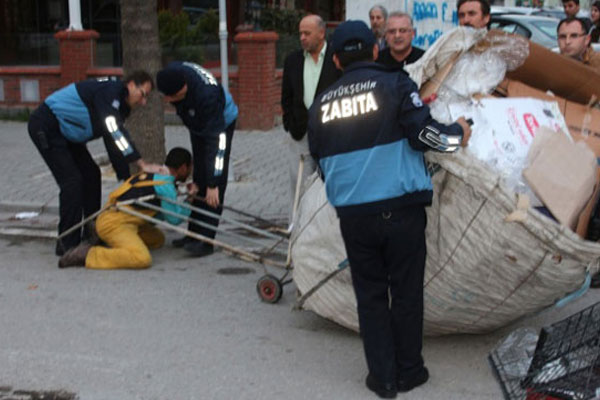 Kağıt toplayıcısı: Beni öldür ama arabamı alma