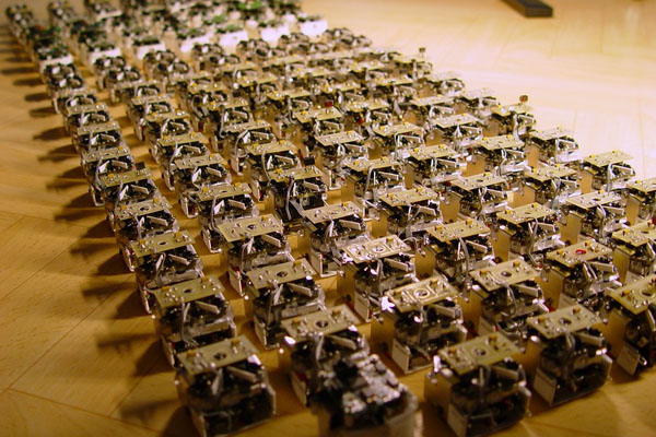 Mikrorobotlar 2 tonluk aracı çekti