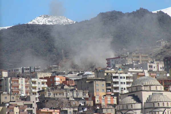 Barikat ve patlatıcılar imha ediliyor