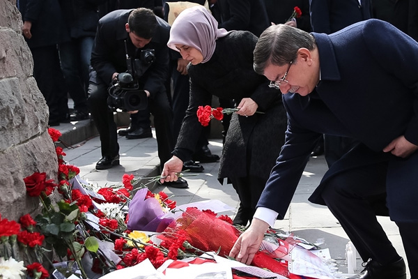 Davutoğlu Ankara saldırısının olduğu yere karanfil bıraktı