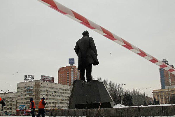 Ukrayna’nın en büyük Lenin heykeli söküldü