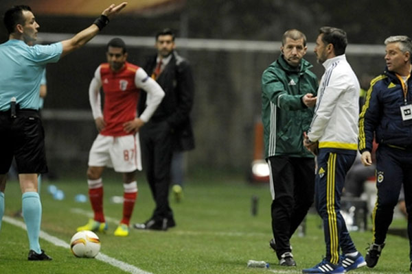 Fenerbahçe'yi hakem yıktı
